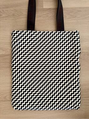 Clare V - Carryall Tote in black and white zigzag